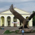Орел на привокзальной площади.